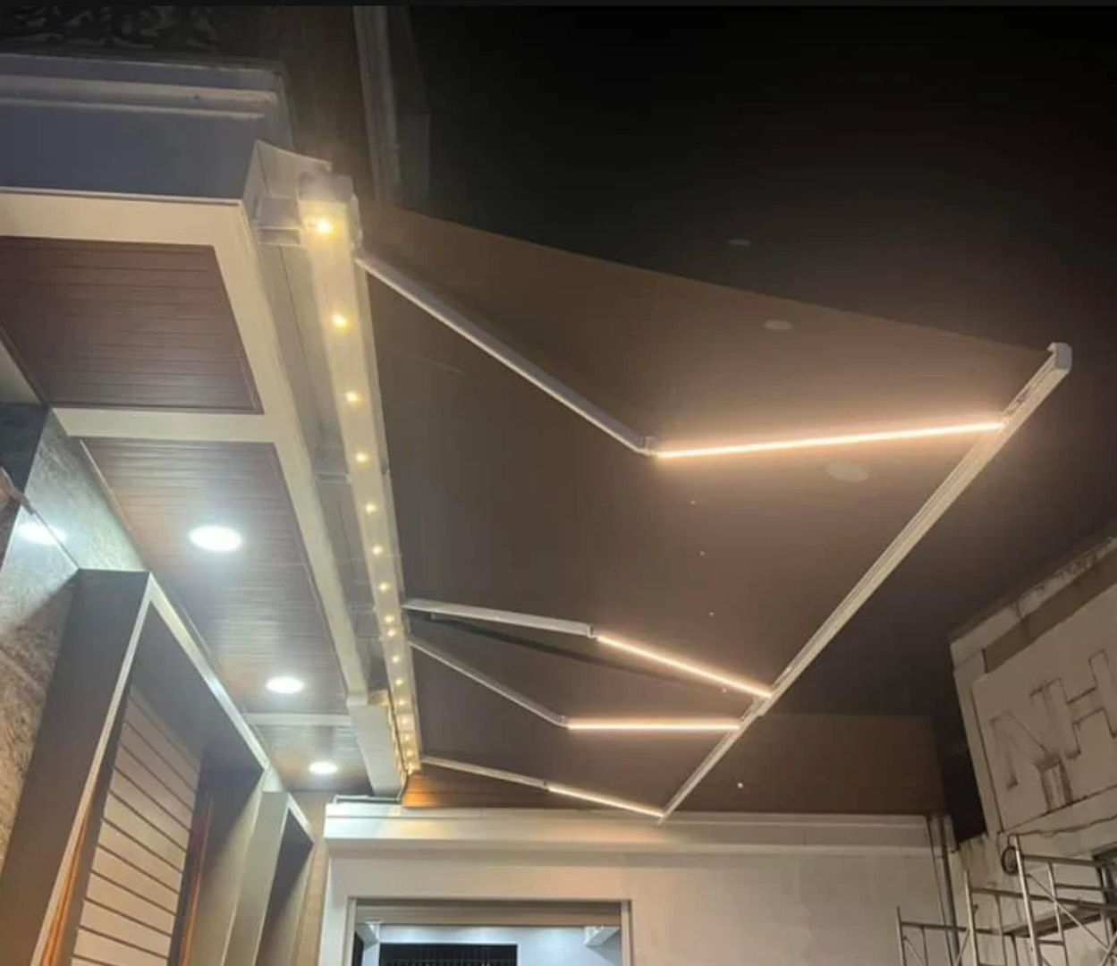SOLWET Wind-Resistant Retractable Awning